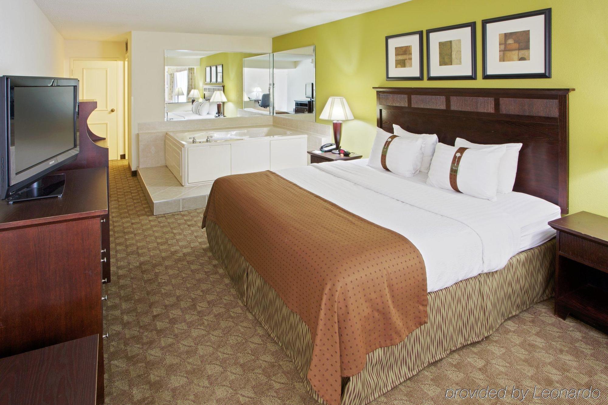 Holiday Inn Roanoke - Tanglewood Route 419 & I 581 By Ihg Номер фото